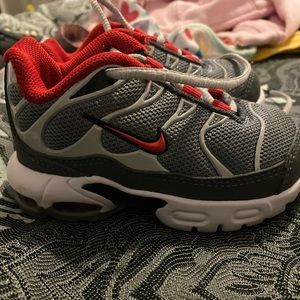 Size 5 toddler Nike sneaker.